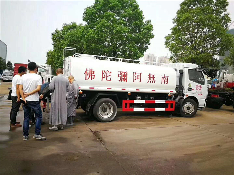 五臺(tái)山報(bào)恩寺訂購東風(fēng)多利卡9噸送水車