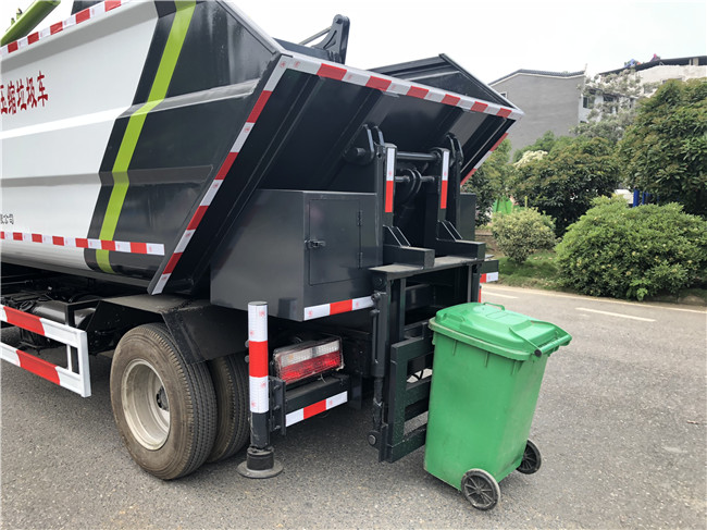 東風(fēng)多利卡國六自裝卸垃圾車配置及特點