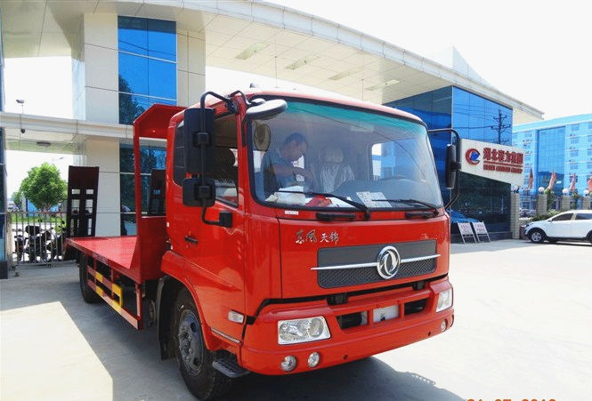 東風(fēng)天錦平板運(yùn)輸車，特殊定制的平板運(yùn)輸車