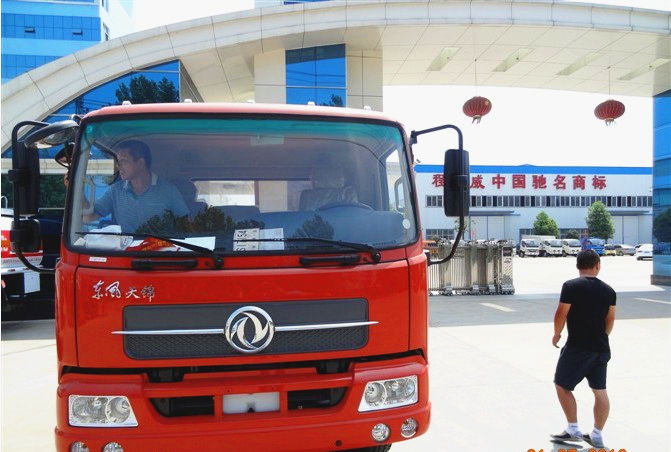 東風(fēng)天錦平板運(yùn)輸車，特殊定制的平板運(yùn)輸車