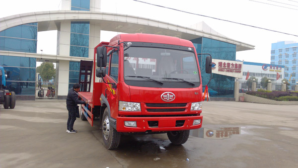 解放180馬力平板運(yùn)輸車順利交付給江西淮北客戶