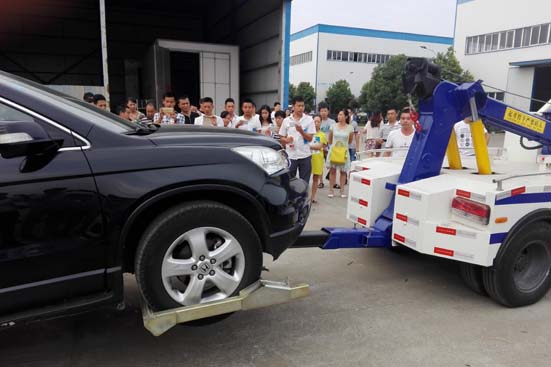 程力清障車組織銷售人員現(xiàn)場教學(xué)，提高清障車