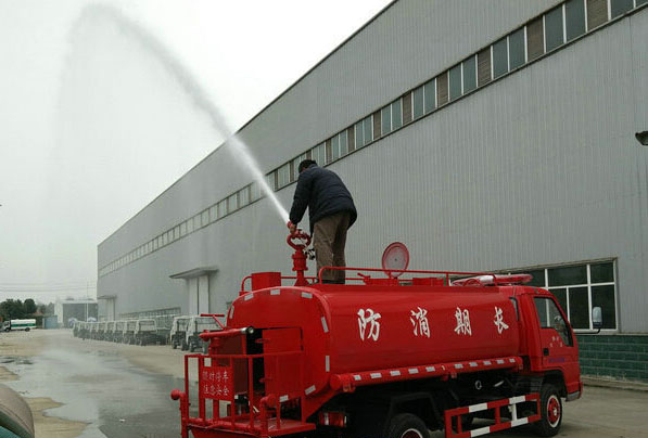 東風(fēng)雙排森林消防灑水車多方位圖片三