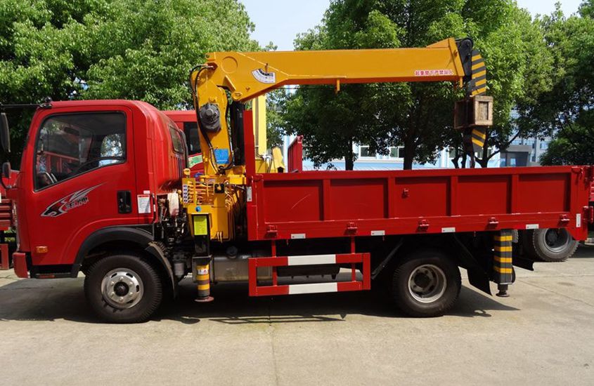 重汽王牌隨車起重運(yùn)輸車